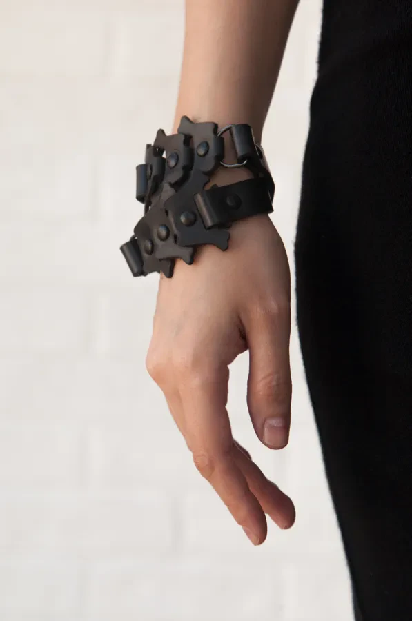 Черный браслет Backbone